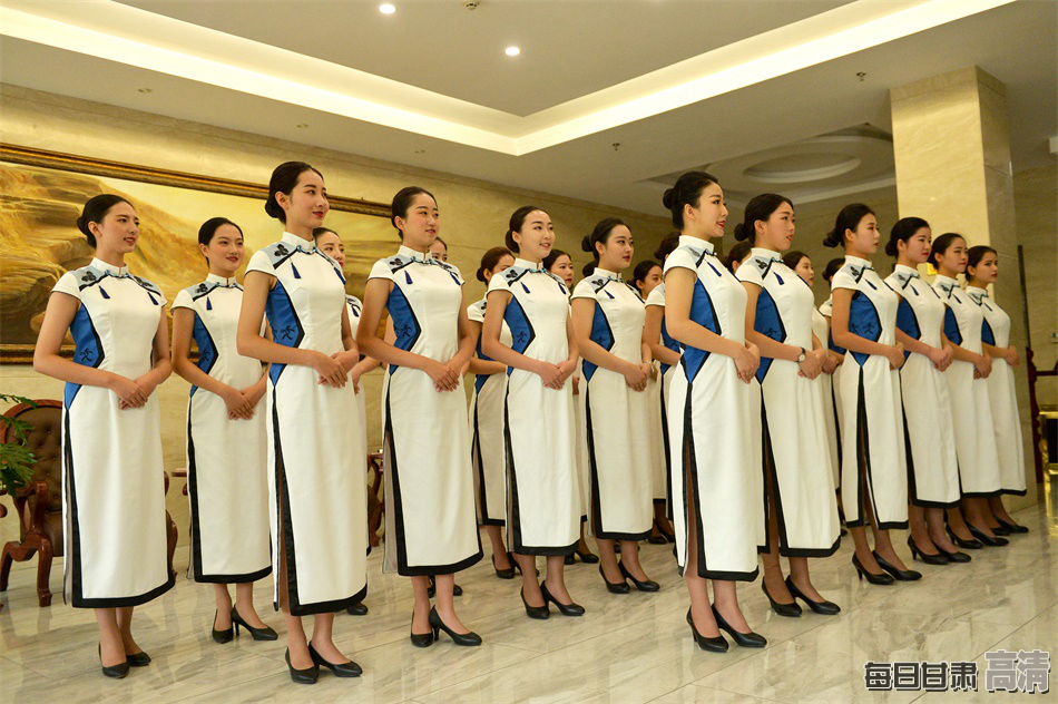礼仪志愿者用微笑添彩敦煌文博会